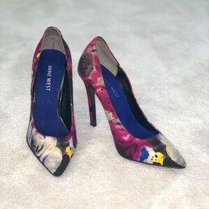 Nine West Multicolor Floral Heels, Size 5 W, pink purple grey pointy high heels